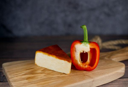 Монклер Паприка́ш — выдержанный сыр в обсыпке из паприки